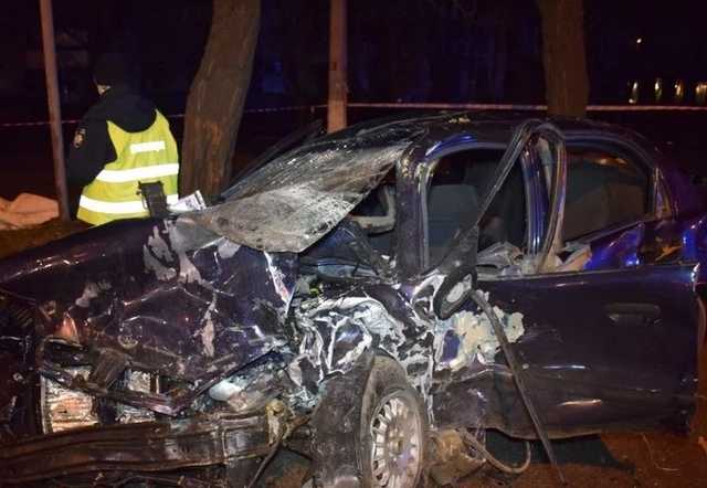 В Николаеве водитель элитной иномарки влетел в такси, погибли два человека