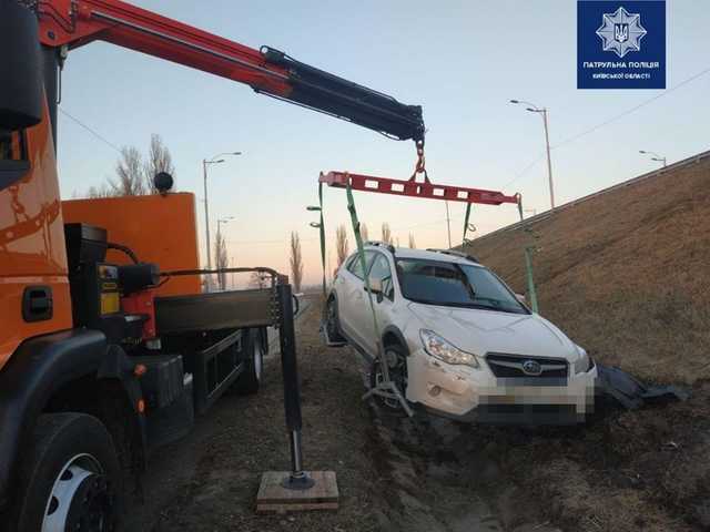 По трассе Киев - Харьков сильно пьяная женщина на Subaru вылетела в кювет