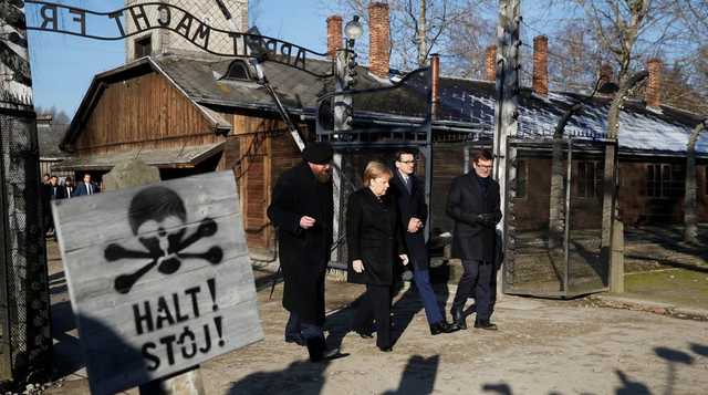 «Испытываю глубокий стыд»: Меркель впервые побывала в Освенциме