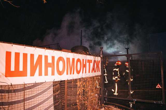 В Киеве на Подоле сгорел шиномонтаж: огонь повредил несколько автомобилей