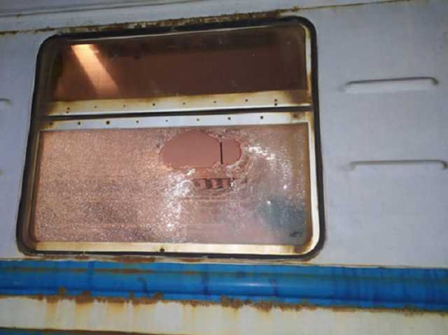 На Львовщине хулиган бросал камни в окна поездов и травмировал пассажира