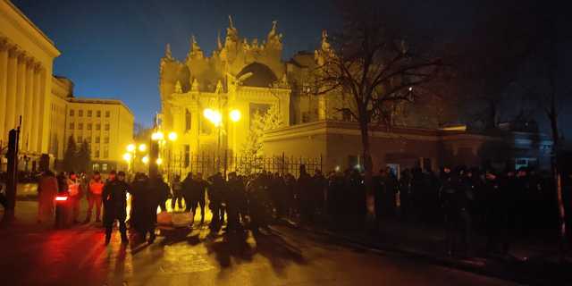 На Банкову стягнули силовиків і розібрали сцену активістів