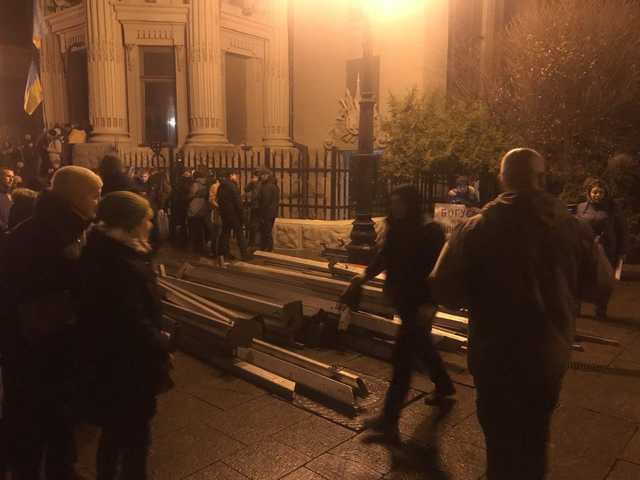 Під Офісом президента монтують нову сцену та встановлюють палатки