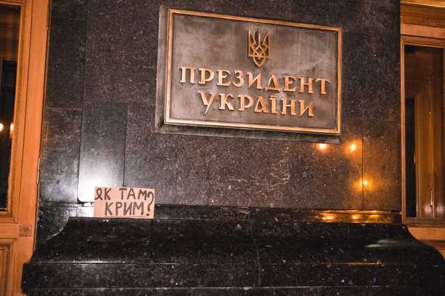 Под Офис президента принесли пианино