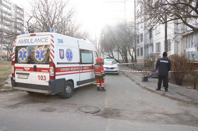 В Киеве на Сырце из окна 10-го этажа выпал 14-летний подросток