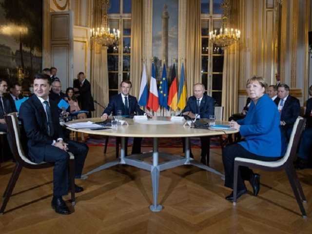 Парижскую встречу Зеленского с Путиным изобразили яркими фотожабами