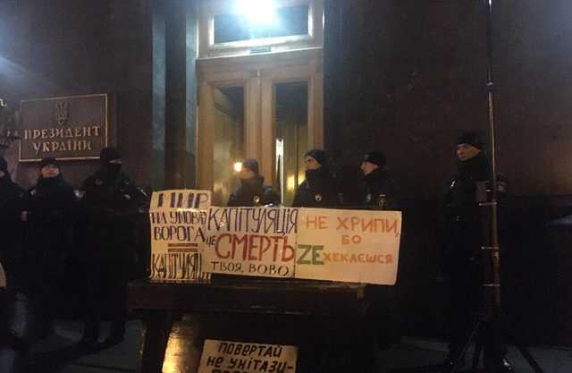 Будут стоять до утра: в Киеве продолжили "Стражу" из-за встречи Зеленского с Путиным