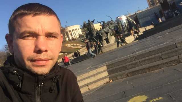 В базу «Миротворца» угодил мужчина, который кидал яйца в Порошенко