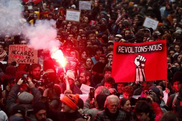 Франція підвищила пенсійний вік до 64 років попри масові протести в країні