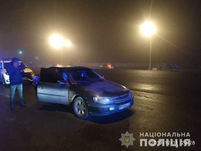 Под Киевом пьяная женщина ударила полицейского ногой в голову