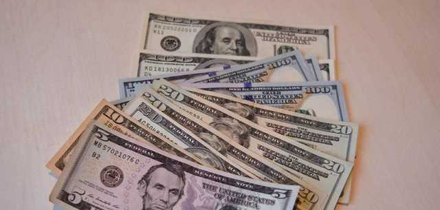 После снижения учетной ставки валютчики подняли курс доллара