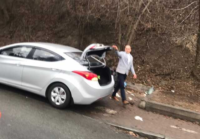 На Печерске водитель выкинул из авто мусор прямо на тротуар