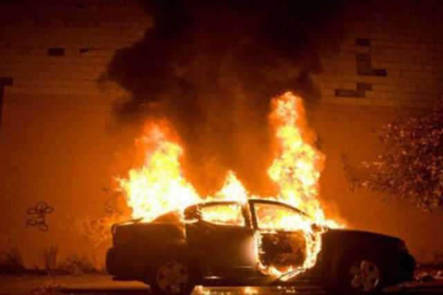 В Черновцах неизвестный поджег три автомобиля и проколол шины еще 28 авто