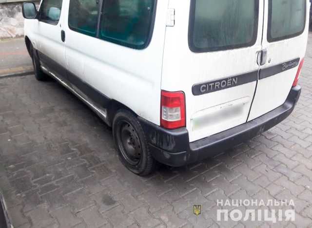 Полицейские задержали в Черновцах хулигана, который повредил больше трех десятков авто