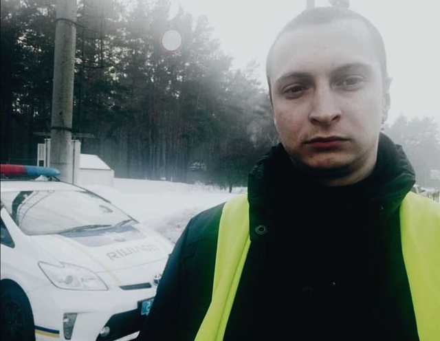 Патрульный героично спас ребенка, оказавшегося на парапете балкона