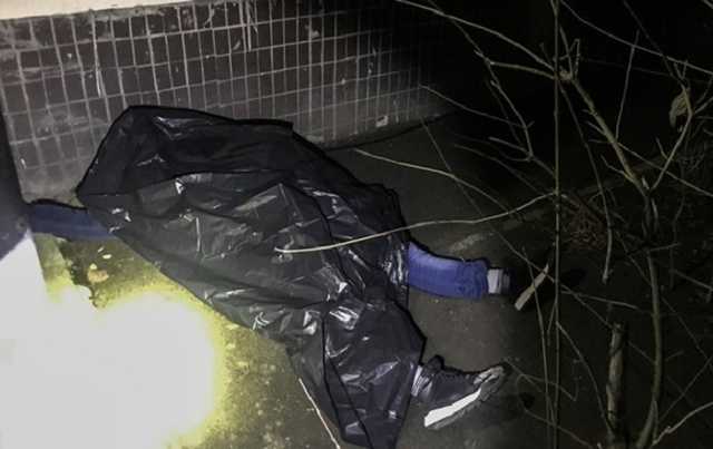 В Киеве возле жилого дома нашли труп молодого парня