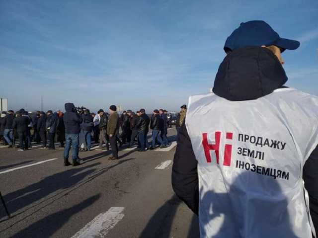Протесты против рынка земли: аграрии перекрыли трассу Киев – Одесса