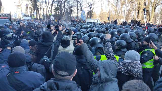 Посольство США засуджує насильство на акціях під Радою