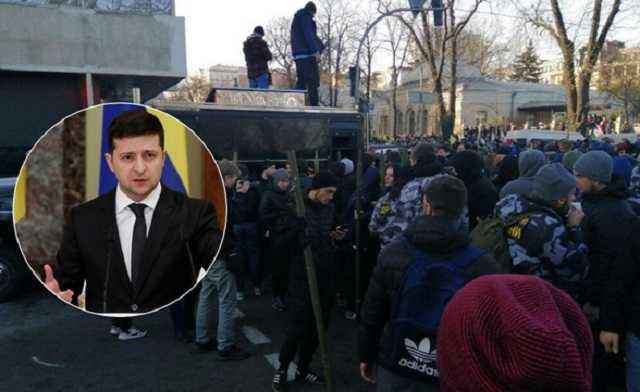 "Сопротивление старых элит": Зеленский отреагировал на жесткие стычки под Радой из-за рынка земли