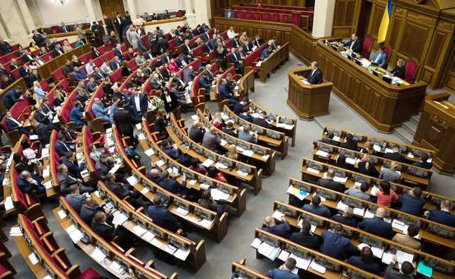 Вечернее заседание Рады длилось минуту из-за споров по рынку земли