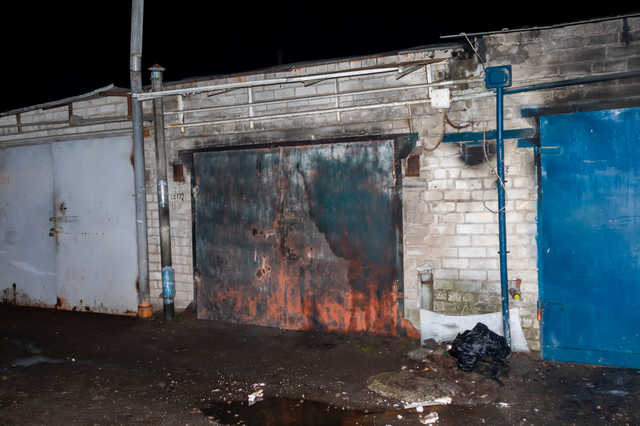 В гаражном кооперативе Днепра прогремел взрыв и сгорело авто