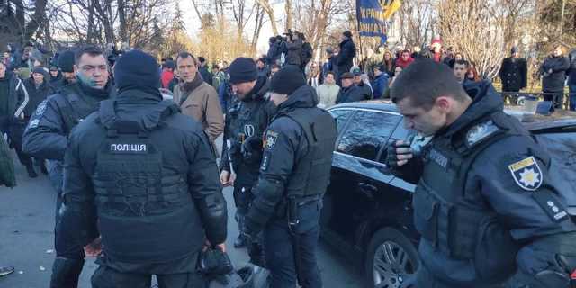 Зіткнення під Радою: нацгвардійцю можуть провести трепанацію черепа, поліція готує підозри