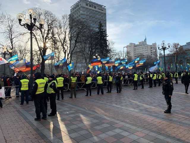 Дежурят Нацгвардия и медики: под Радой продолжились протесты