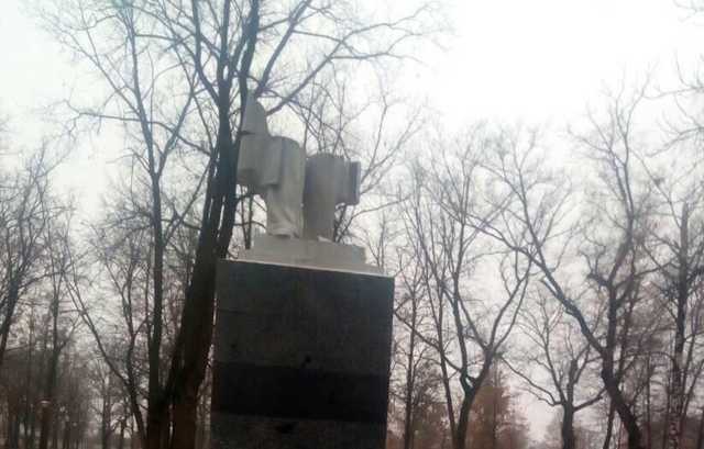 В Харькове вандалы разрушили памятник писателю Горькому