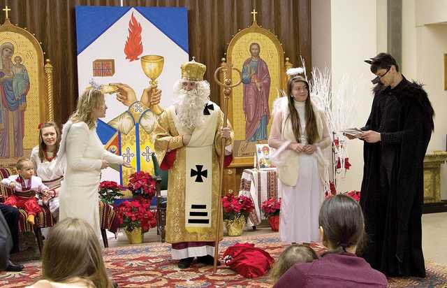 Украинцы больше верят в Святого Николая, чем в Деда Мороза, – опрос