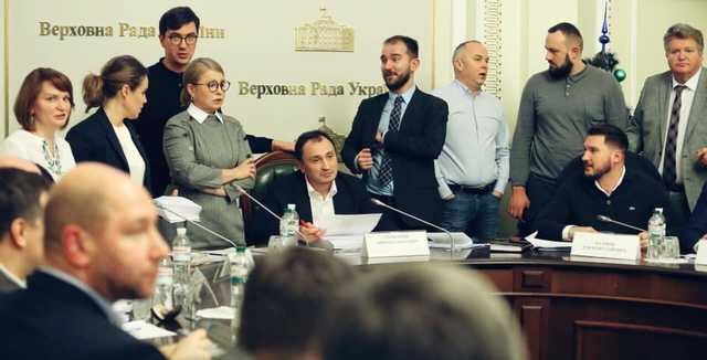 “Об`єдналась з Королевською”: мережу обурила поведінка Тимошенко у Раді