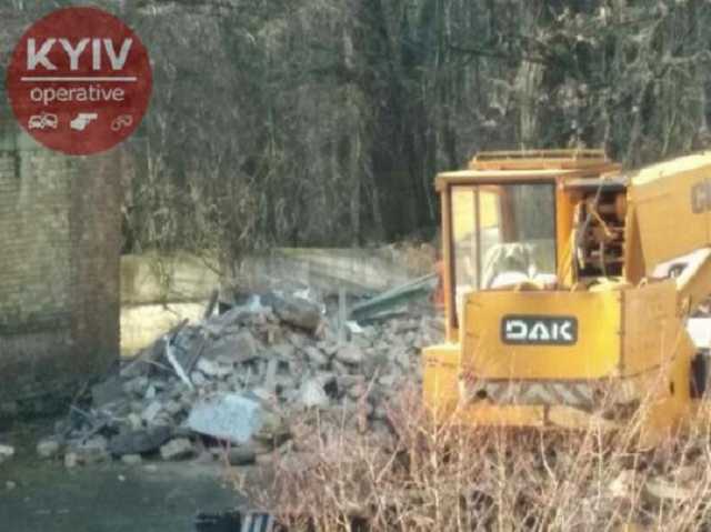 В киевской школе прогремел мощный взрыв, сообщается о разрушениях