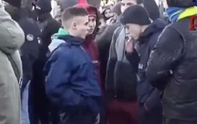 Курили по кругу: Сеть возмутило поведение малолетних «фермеров» под Радой