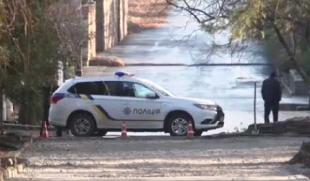 Под Киевом полиция запрещает укладку асфальта, купленного местными жителями