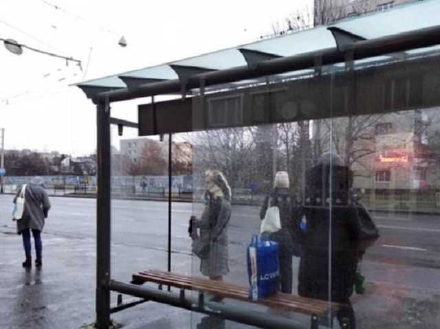 Во Львове вандалы вторую ночь громят новые остановки