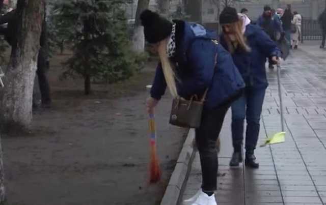 Нацкорпус после митингов убирает под Радой