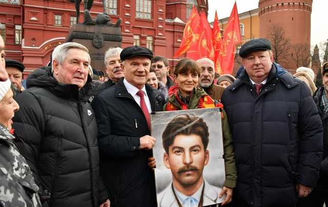 "Безмозглые рабы": сеть возмутило массовое поклонение россиян убийце-Сталину