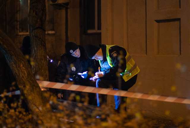 В Киеве мужчина выпал из окна на лестничной клетке многоэтажки вместе со стеклом