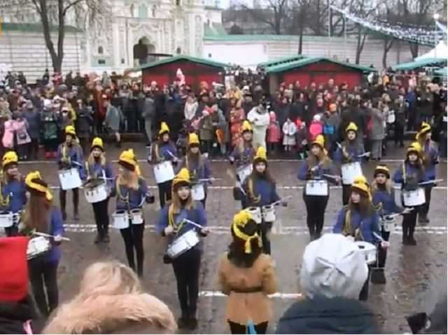В Киеве прошел первый новогодний парад: опубликовано яркое видео