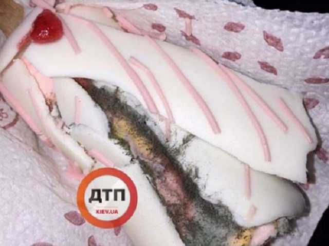 Плесень вместо крема: киевлянка показала фото отвратительной находки в пирожном