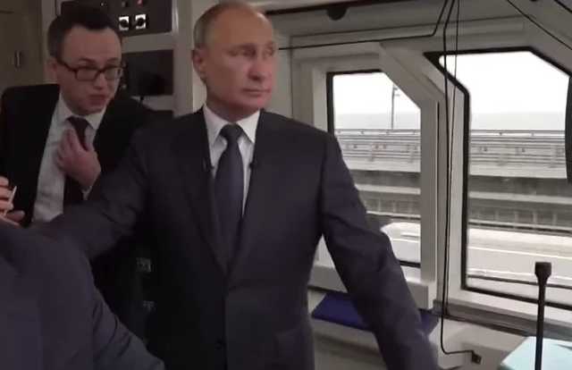 Путин открыл движение поездов по Крымскому мосту. У Зеленского отреагировали