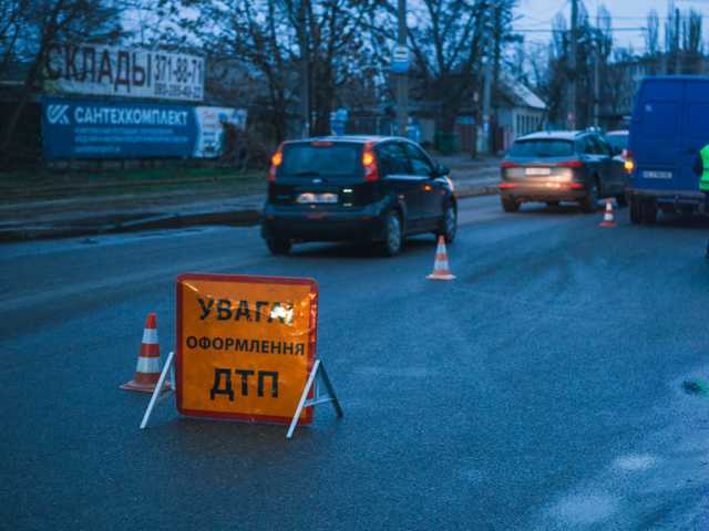 Перебегала дорогу в неположенном месте: в Днепре водитель Mercedes сбил женщину
