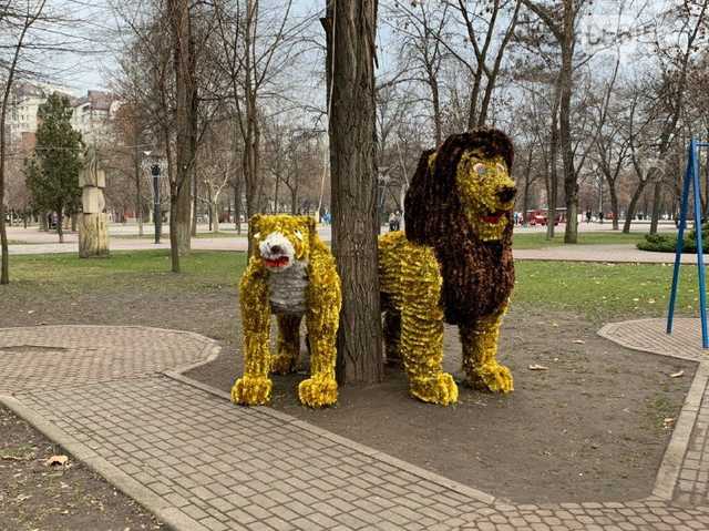 В Днепре установили страшные новогодние фигуры не для слабонервных