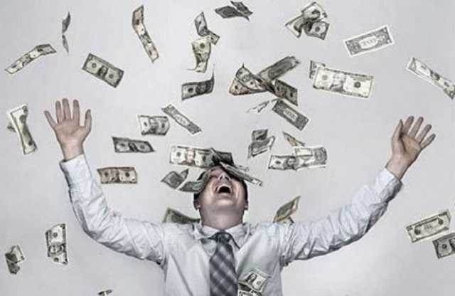 В США мужчина ограбил банк и разбросал деньги на улице