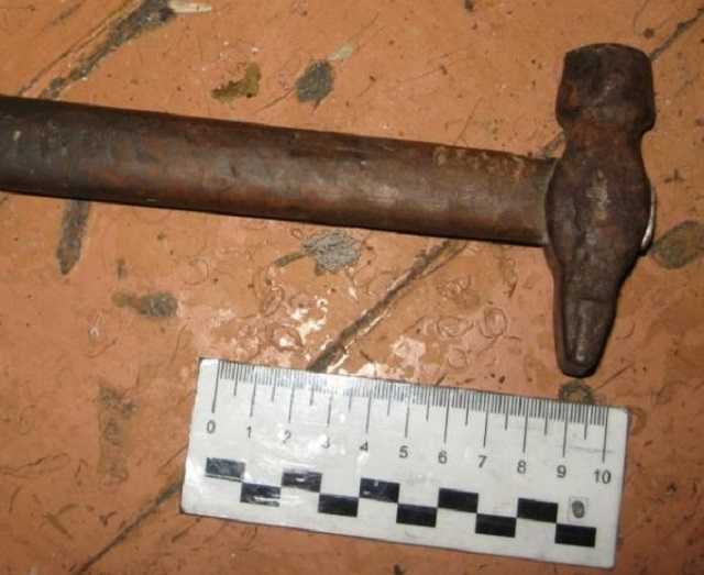 В России 15-летний школьник избил учительницу молотком по голове: его увезли в психбольницу