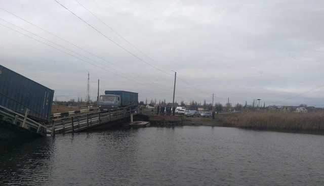 Под Николавевом груженая фура провалила мост