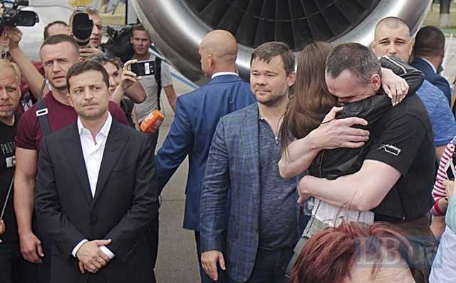 Нынешним обменом Зеленский раскалывает страну и добивает свой рейтинг — политолог