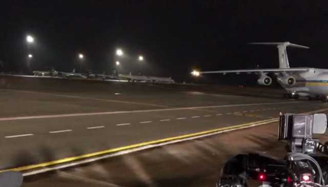 Самолет с украинскими пленными приземлился в "Борисполе": первые фото и видео