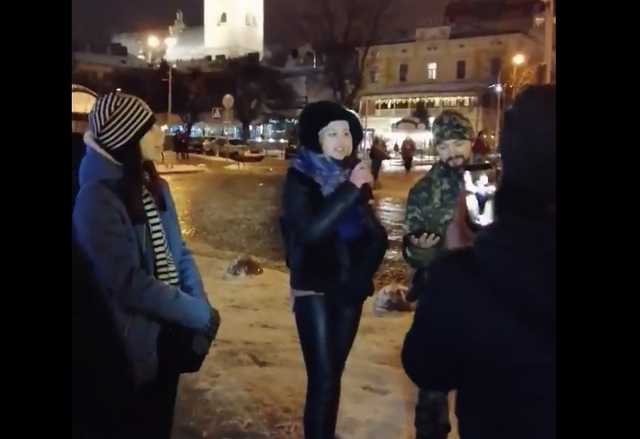У центрі Львова жіночки влаштували “концерт” із піснями фанатки Путіна