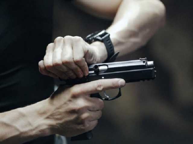 Под Днепром полицейские расстреляли легковушку, пытавшуюся врезаться в толпу людей на площади