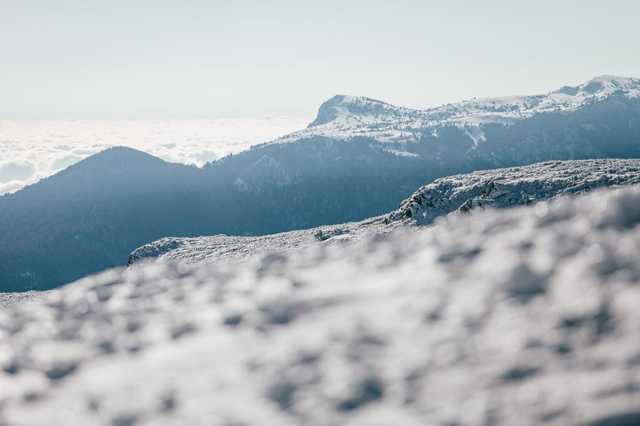 Появились яркие фото засыпанной снегом вершины в Крыму